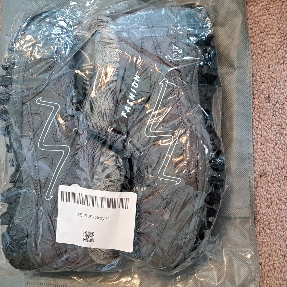 Ankle height lined winter boots velcro closure size 41/9.5